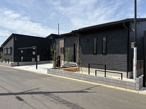 【外観】【93号棟】黒を基調としたモダンな平屋が新街区に登場。第一期画形を成し、美しい街並みがいよいよ現実のものに。