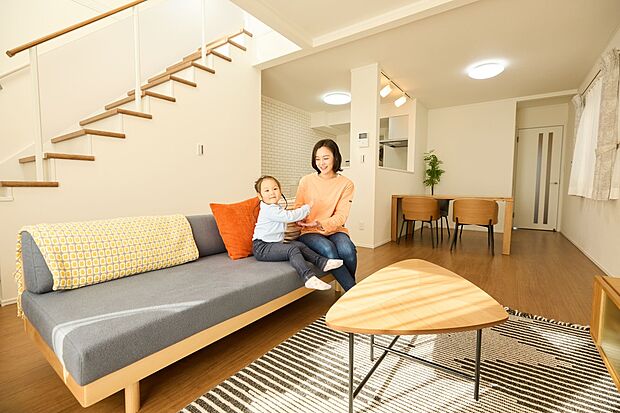 【（2号棟）LDK】玄関から、洗面、リビングへとぐるっと回ることのできる回遊動線。無駄な動きが減らせる為、朝の忙しい時間にも余裕が生まれてきます。