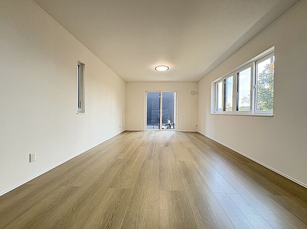 【8号棟】20帖の広々LDK。床暖房の範囲も広く快適にお過ごしいただけます。