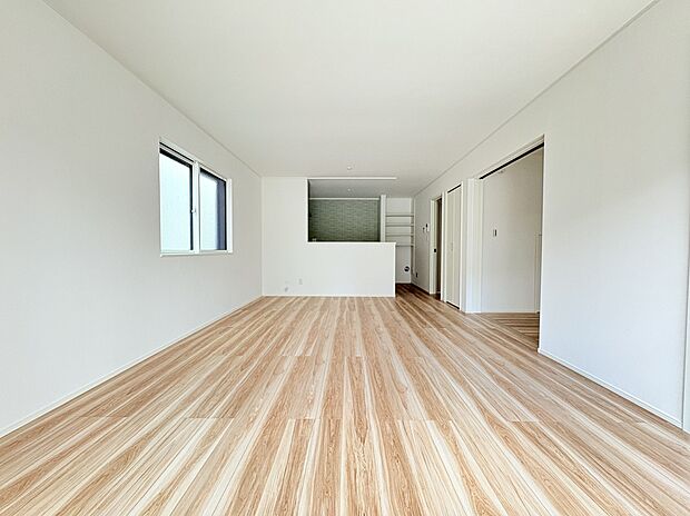 【4号棟LDK】LDKと洋室を合わせると24帖の大空間に。
洋室は引き戸の為、LDKを圧迫しないのもポイントです。