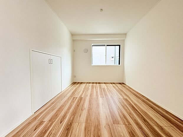 【4号棟　LDK横 洋室】リビングとつながる洋室。デスクを置いてお子様の勉強＆遊びスペースや来客時の客間など様々な用途でお使いいただけます。