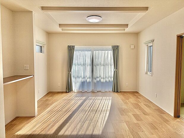 【LDK】23帖の広々としたリビング　天井が2.6mと高く、折り上げ天井でさらなる開放感を演出します　隣接した和室も8帖の広さ　大家族や2世帯住宅としてもご利用頂けます」。