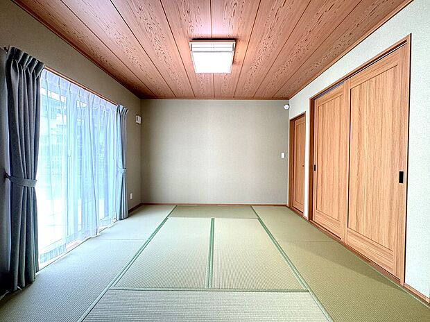 【和室】8帖の広さがある落ち着いた空間　南に面して陽当も良好です　収納はタタミ1帖のたっぷりサイズ　