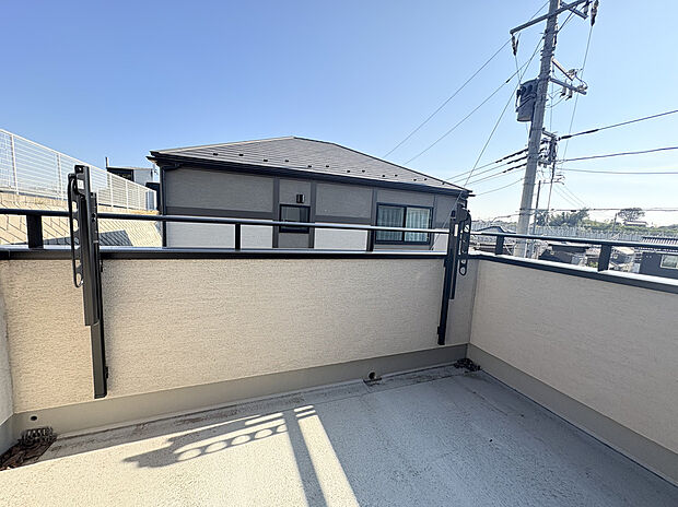 【バルコニー】3.5帖ほどのバルコニーは外干ししたい衣類や布団だけではなく、ガーデニング用のプランターや道具を置いても十分な広さです。