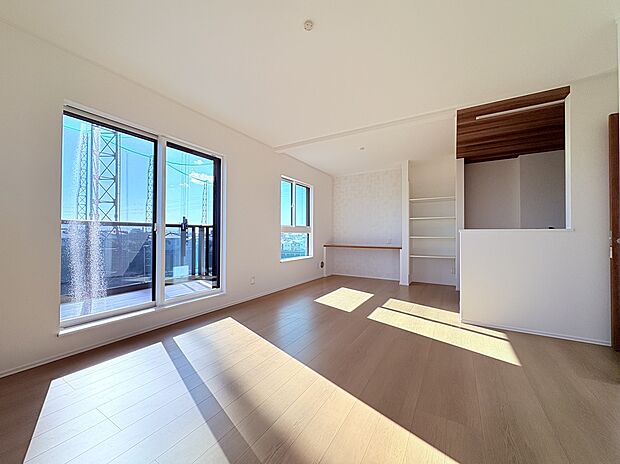 【4号棟　LDK】LDKから見える眺望は、ここならではです。テラスバルコニーで自分時間を満喫できます。