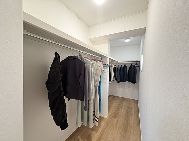 【ウォークインクローゼット】3帖のウォークインクローゼットは、収納だけではなく、着替えや洋服を選ぶスペースも十分に確保。ご主人様、奥様で使用スペースが分けやすい形になっています。