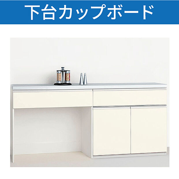 【カップボード】キッチンと同仕様のカップボード 地震でも倒れない造り付け 下側にはゴミ箱収納スペースも完備