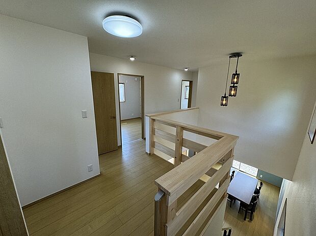 【階段踊り場】吹き抜けで明るく開放的な廊下になっています。