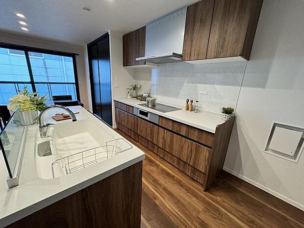 【C区画】食事や家族団らんの場を、南向きの窓から差し込む太陽の光が明るい空間へと演出してくれます