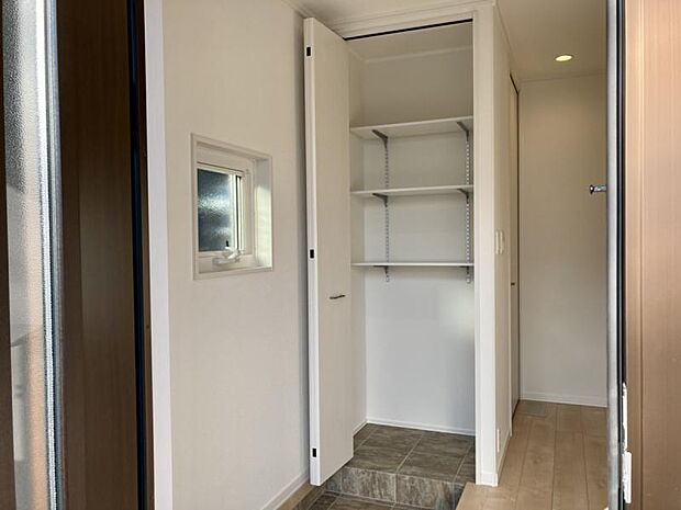 【B区画】土足で使用できる収納は、お子様の公園グッズなど部屋内に片付けにくいアウトドアグッズを片付けることができます。