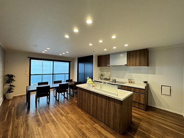 【【C区画】浴室】【C区画】収納豊富なキッチンで作業効率もUP！落ち着いたカラーがどんなインテリアにも馴染みます（2025年9月撮影）