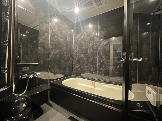 【【C区画】LDK】ホテルライクな浴室になっており、ちょっとした特別な時間をお過ごし頂けます♪（2025年9月撮影）