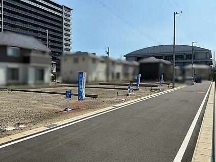前面道路西側から（2026年7月撮影）
