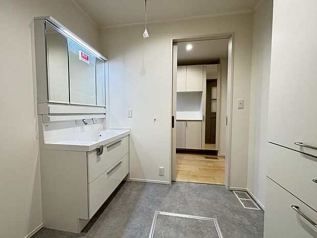 【洗面脱衣室】広い洗面脱衣室で室内干しもして頂けます♪(2025年9月撮影)