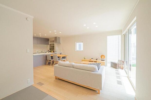 【【B区画】】【B号地】コーナー開口がポイントのリビング。ソファにくつろぎながら窓越しに見える庭を楽しめるよう演出。(撮影日:2025年1月)