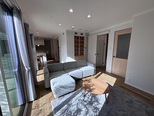 【C区画】リビングソファーの後ろに家族の収納スペースとして活用できる壁内収納（撮影日：2025年12月）