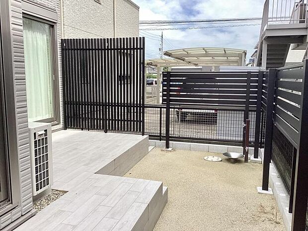 【【D区画】外観】リビングの開口からお庭につながる広いステップがあり庭遊びを楽しめます♪(2024年6月撮影)