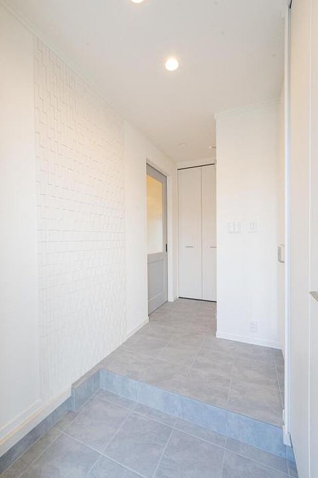 【【D区画】玄関ホール】【D区画】高級感溢れる落ち着いた内装の玄関です。扉付きの土間収納スペースで、玄関廻りをスッキリさせてくれます。(2024年8月撮影)