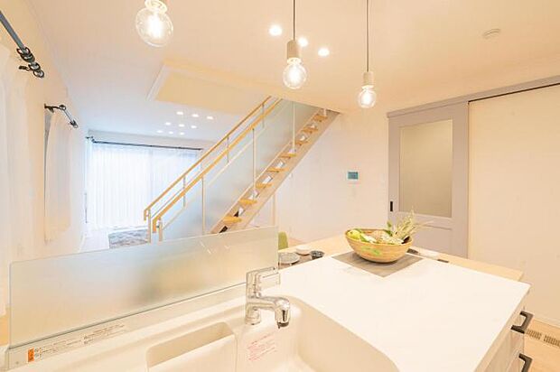 【【D区画】キッチンからの眺め】【D号地】オープンタイプのキッチンとリビング内階段で家族との会話も弾みそうな明るいLDKです。(2025年8月撮影)