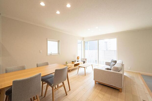 【【B区画】】【B号地】会話が弾む一体空間のLDK。キッチンから家族の会話が楽しめ、南の窓からの明るい日差しがさらに居心地をよくする空間へ。(撮影日:2025年1月)