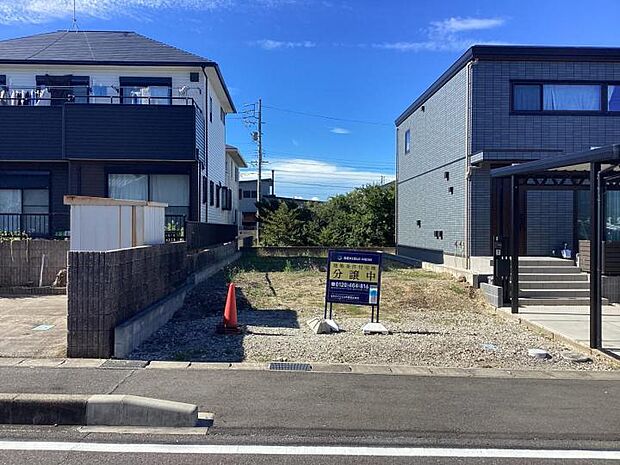 【現地写真】閑静な住宅街に位置し、新しい住まいが立ち並ぶ住環境です。