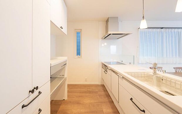 【外観写真】ホワイト基調基調のキッチン。背面には収納が豊富です（2025年9月撮影）