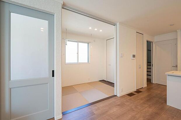 【【A区画】和室】LDKに隣接する和室です。来客時やお子様が遊んだりお昼寝したり。あったらうれしい空間ですね♪