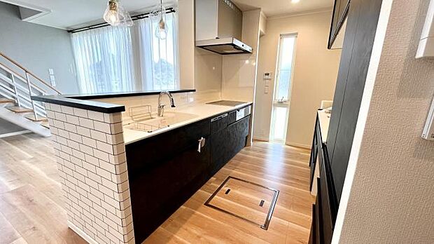 【【B号地】キッチン】ホワイトタイル調でおしゃれアクセントクロスを施し、たスタイリッシュなキッチン（2023年5月撮影）