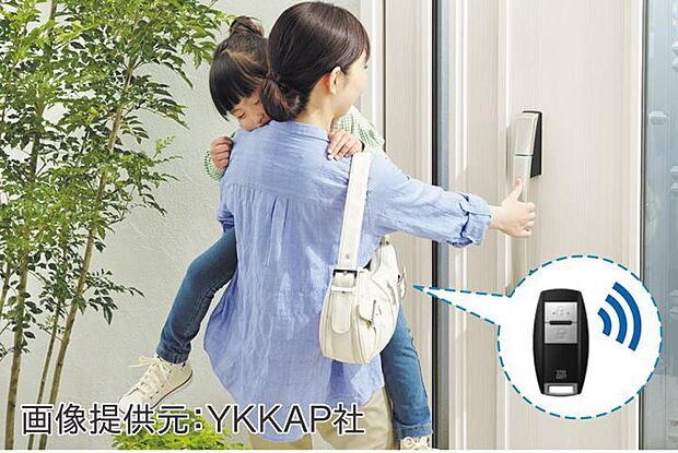 【【推奨設備・玄関スマートキー(電子錠)】】【推奨設備・玄関スマートキー(電子錠)】リモコンをカバンに入れたままドアを施解錠。※画像は参考イメージ