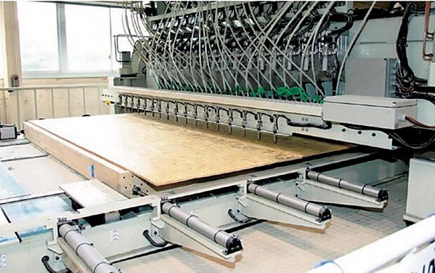 【【大型・先進機械を駆使し、高精度に施工】】大型・先進機械の導入により、人の手だけでは難しい精密な施工を実現。釘の打ち込み深さをミリ単位で制御し、大型部材も水平・垂直を保ったまま正確に組み上げます。施工精度のムラを抑え、住まいの性能と品質に確かな差を生み出します。