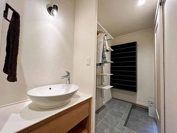 【【施工事例】玄関洗面+S.I.C】　新しい生活様式提案。帰宅してすぐに上着をかけたり荷物がしまえる空間と手が洗える衛生面にも嬉しい設計。