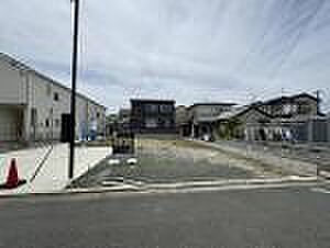 【【現地写真】2022年7月撮影】前面道路も広く、駐車しやすいです。（22年7月撮影）