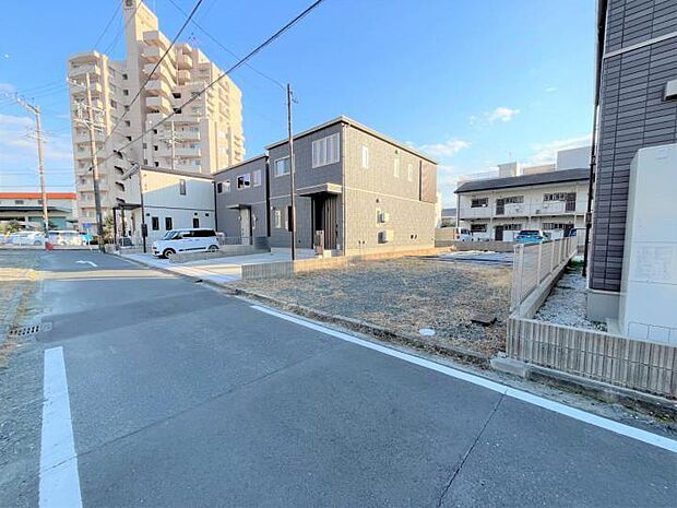 【【現地写真】】大通りにも近く穏やかな環境！スーパーや薬局も近く暮らしやすい場所です！