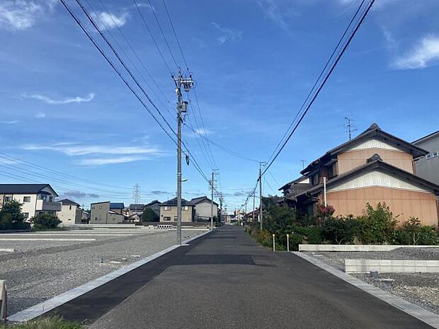 【現地写真】全面道路の幅員は7.５ｍです【2023年9月撮影】