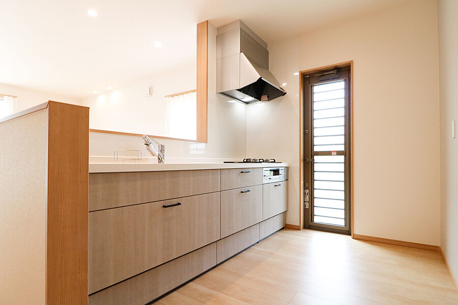 【キッチン】
キッチンは、家事をしながらリビングの様子が見られる対面式。シンク下に収納スペースが備わっており、調理器具などをすっきり収納可能です。