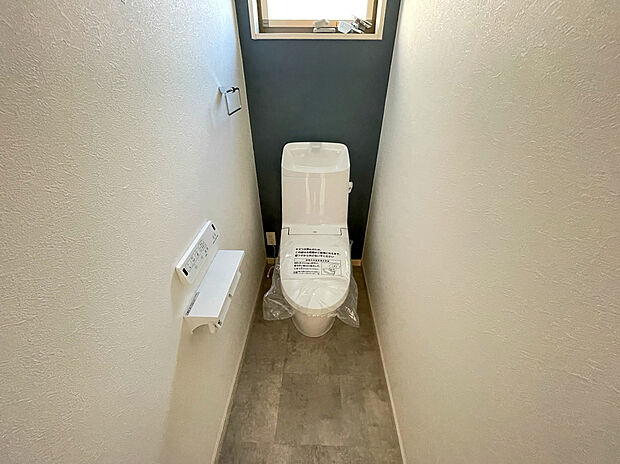 【【温水洗浄便座付トイレ】】年間を通して快適に使用できる温水洗浄便座付トイレです。トイレには窓があり、自然光を取り込むことが出来ます。