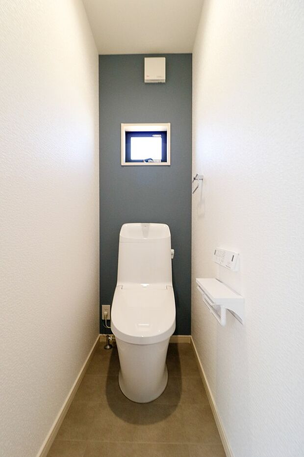 【【トイレ】】温水洗浄便座付きのトイレを設置しています。寒い時期でも便座が暖かく、シャワー洗浄機能なども使用できるので快適です。小窓があり、自然換気がスムーズに行えます。