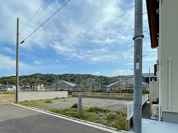 【【分譲地の様子】】JR和歌山線「田井ノ瀬」駅まで徒歩19分(約1488m)。バス便のご利用も可能です。和歌山バス「西岩橋」停まで徒歩5分(約398m)。コンビニが徒歩8分(約640m)にあります。