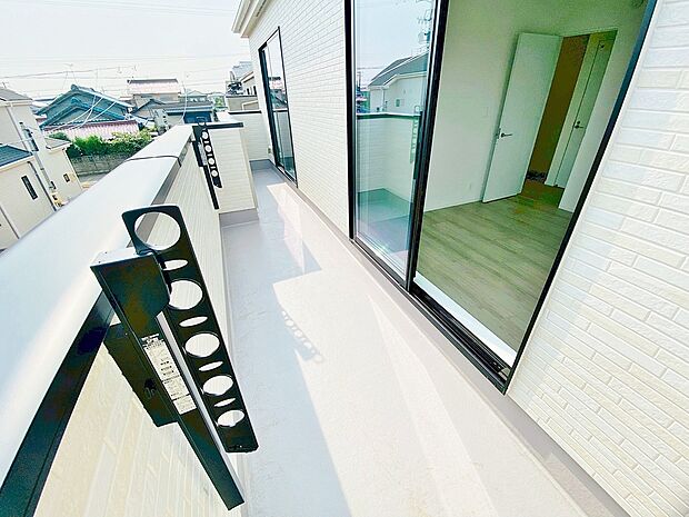 【バルコニー】広々としたバルコニーには洗濯物もたくさん干せます!