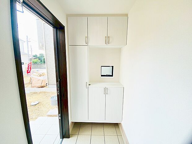 【玄関収納】玄関横にシューズボックスがついているので、片付いた玄関がキープできます