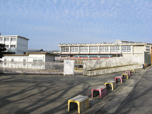 春日井市立岩成台中学校(約745m)