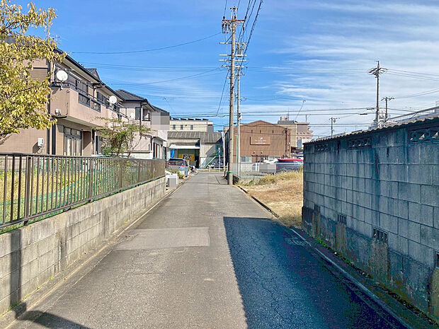 〇●前面道路(撮影2025年10月)●〇
モデル案内も承ります!
アイデムホーム南店は緑区役所から徒歩2分!
水曜日も営業しております!