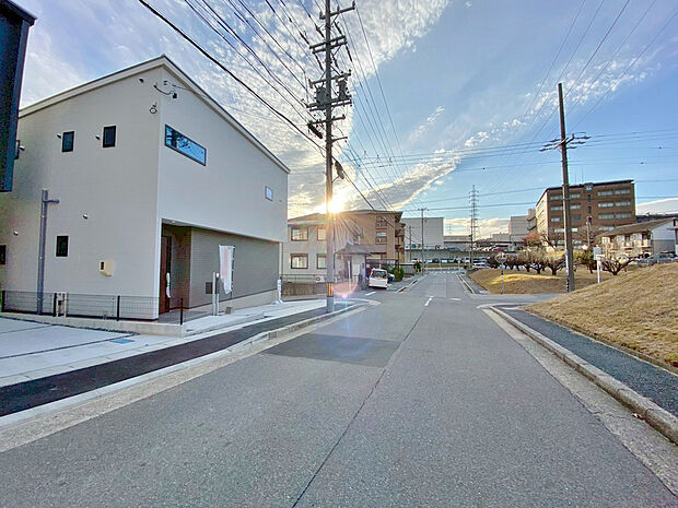 〇●前面道路(撮影2025年12月)●〇
堂々完成!即入居可!
アイデムホーム南店は緑区役所から徒歩2分!
水曜日も営業しております!