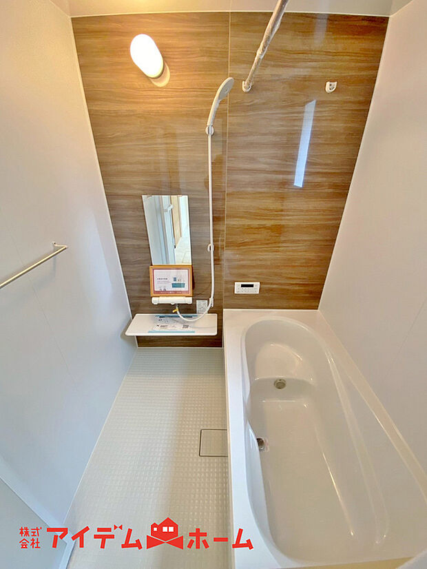 【浴室】賃貸にはない、1坪タイプのバスルーム。ゆったり足が伸ばせるので、毎日の疲れを癒やすバスタイムを実現。ご家族みんなでも入れますね。浴室換気乾燥機付きで浴室内干しも可能！