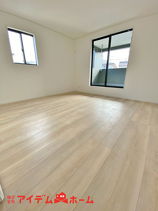 【洋室】大きな窓からたっぷりの日差しが降り注ぐ明るい室内です。気持ちの良い朝日を受けて、目覚めの良い健康的な朝を迎えられそうです。