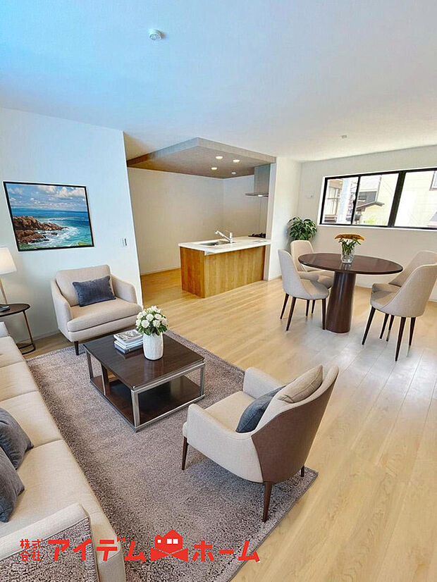 【リビング】ここにはみんなが集い、食事と楽しい会話が始まる。話に夢中になりすぎて、ついつい時を忘れてしまう。そんな束の間の幸せを感じさせてくれる場所。