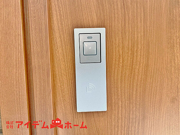 【電子キー】差し込むことなく、かざすだけで解錠・施錠ができるカードキーの玄関ドア。