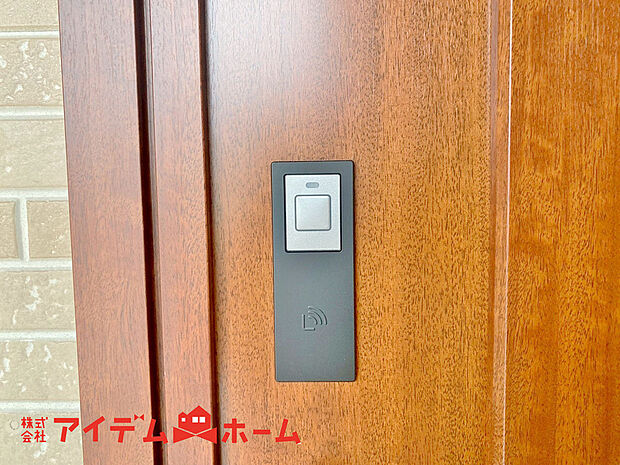 【電子キー】差し込むことなく、かざすだけで解錠・施錠ができるカードキーの玄関ドア。