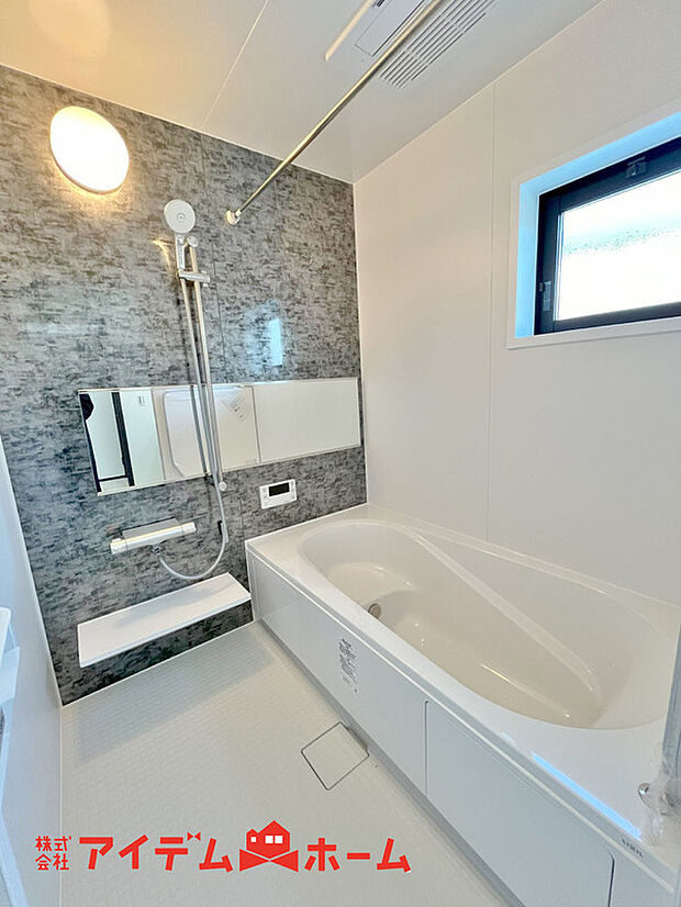 【浴室】賃貸にはない、1坪タイプのバスルーム。ゆったり足が伸ばせるので、毎日の疲れを癒やすバスタイムを実現。ご家族みんなでも入れますね。