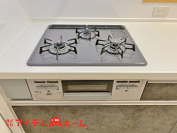 【3口コンロ】同時にたくさんの調理が出来、忙しい朝にも活躍します。お料理の幅も広がりますね。